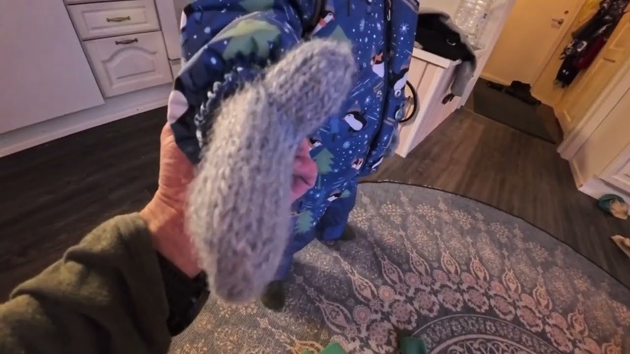 Iso ja pieni Mohikaani testaavat  Essin lovikkalapaset. Erikoisvideo pitkäaikaiselle katsojalle.