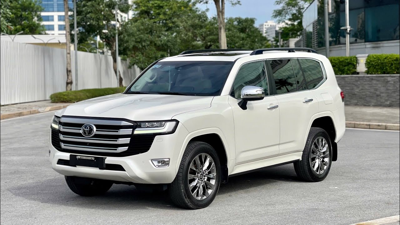 Mới cập bến Toyota Land Cruiser LC300 sản xuất 2023, lăn bánh 2 vạn km, full lịch sử hãng cực đẹp.