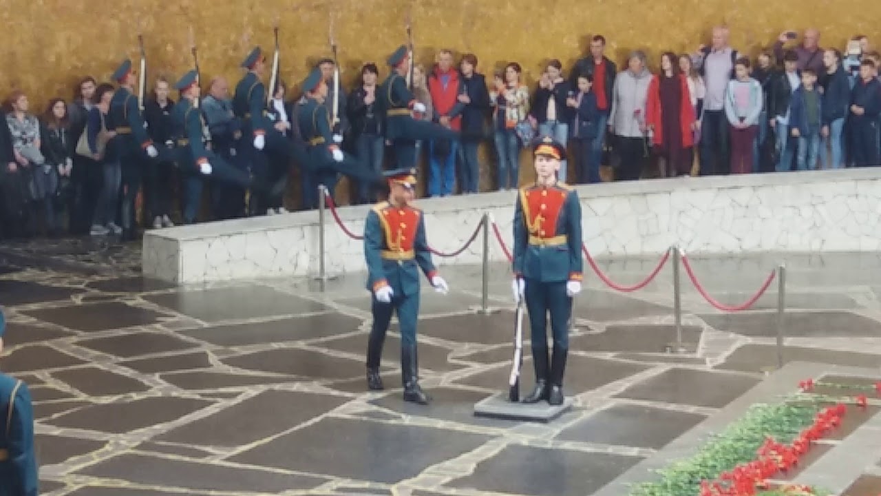 Смена караула в Пантеоне Славы на Мамаевом Кургане города-героя Сталинграда