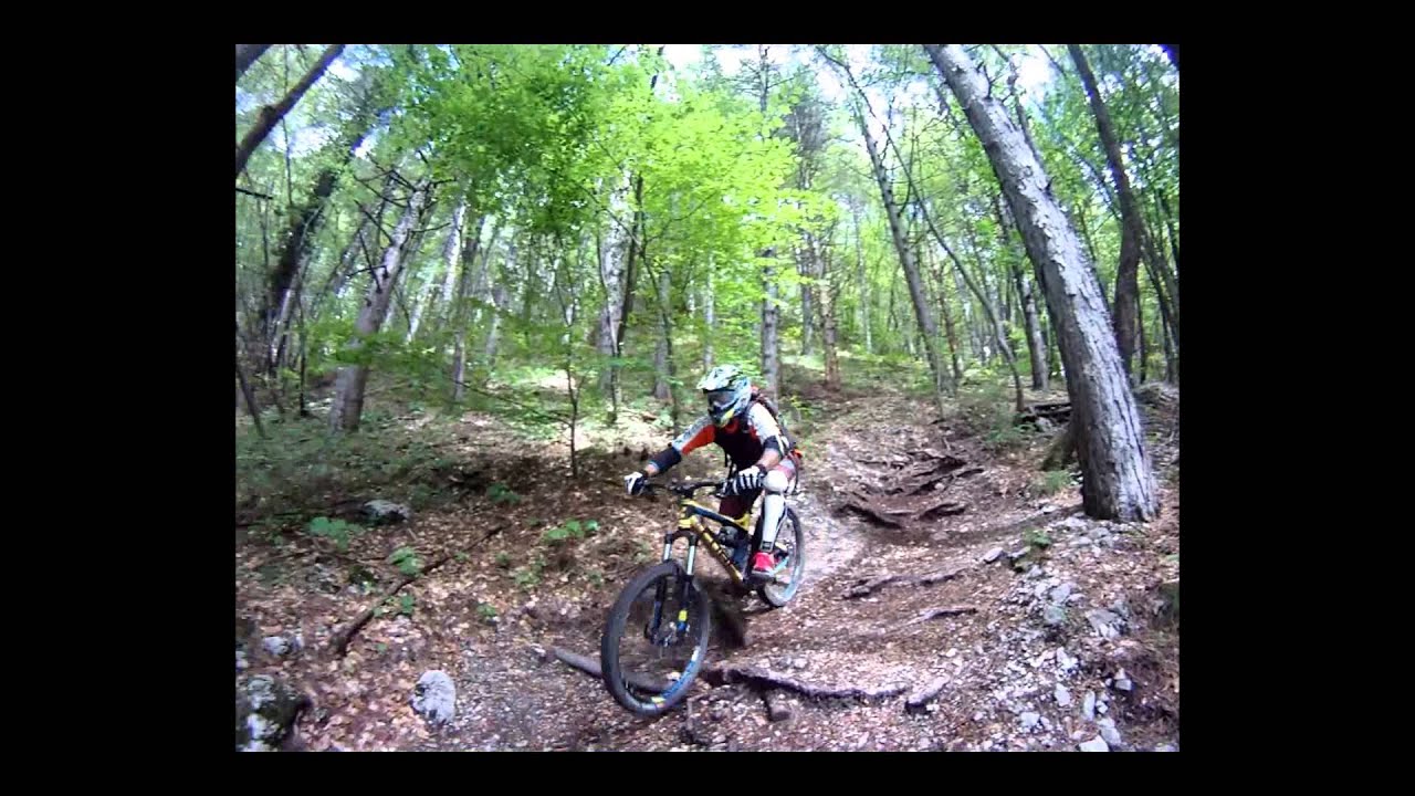Mountain bike freeride nel sentiero delle Agnelezze sul Monte Pizzoc