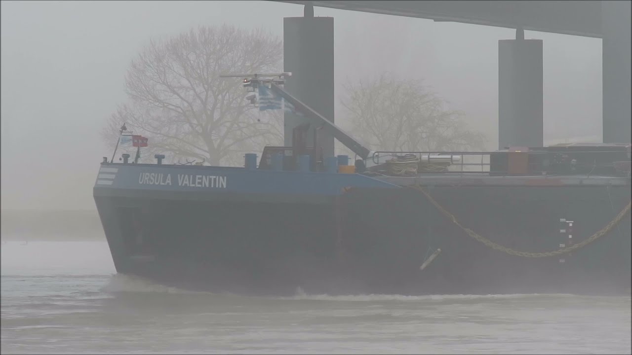 Schiffe auf dem Rhein bei D&uuml;sseldorf - Nebel