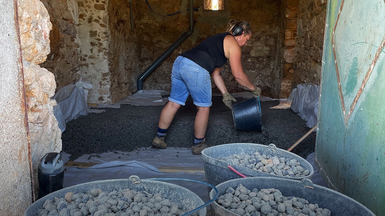 Laying a Limecrete Floor - AGAIN - #26