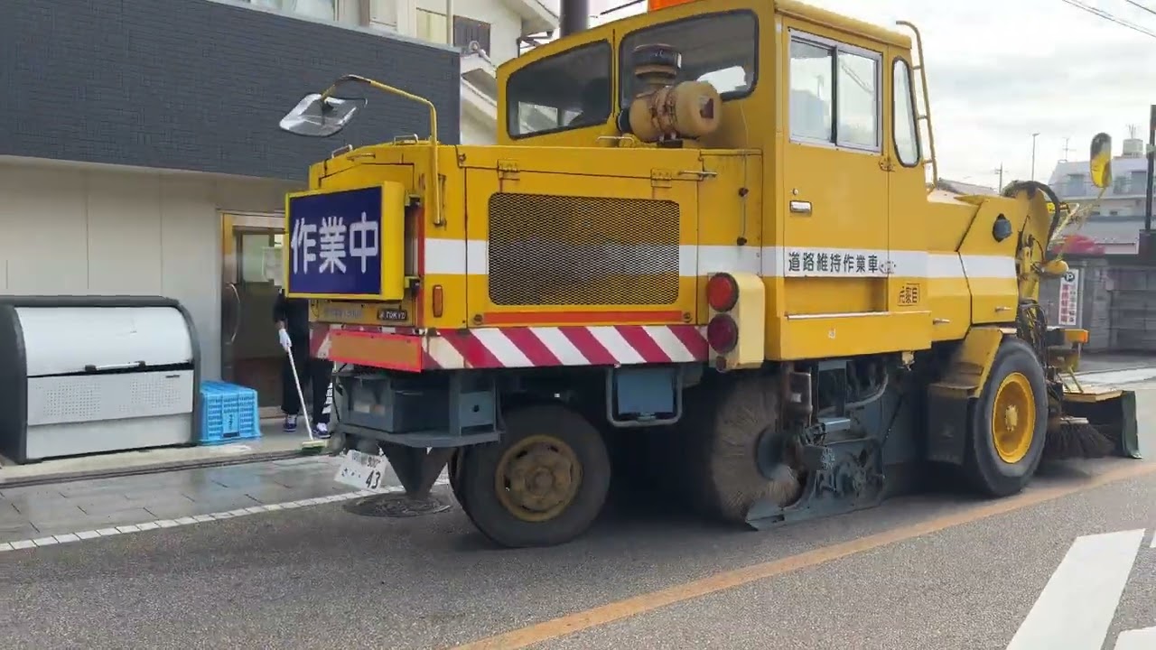 中仙道を『綺麗にし隊』（道路清掃車）