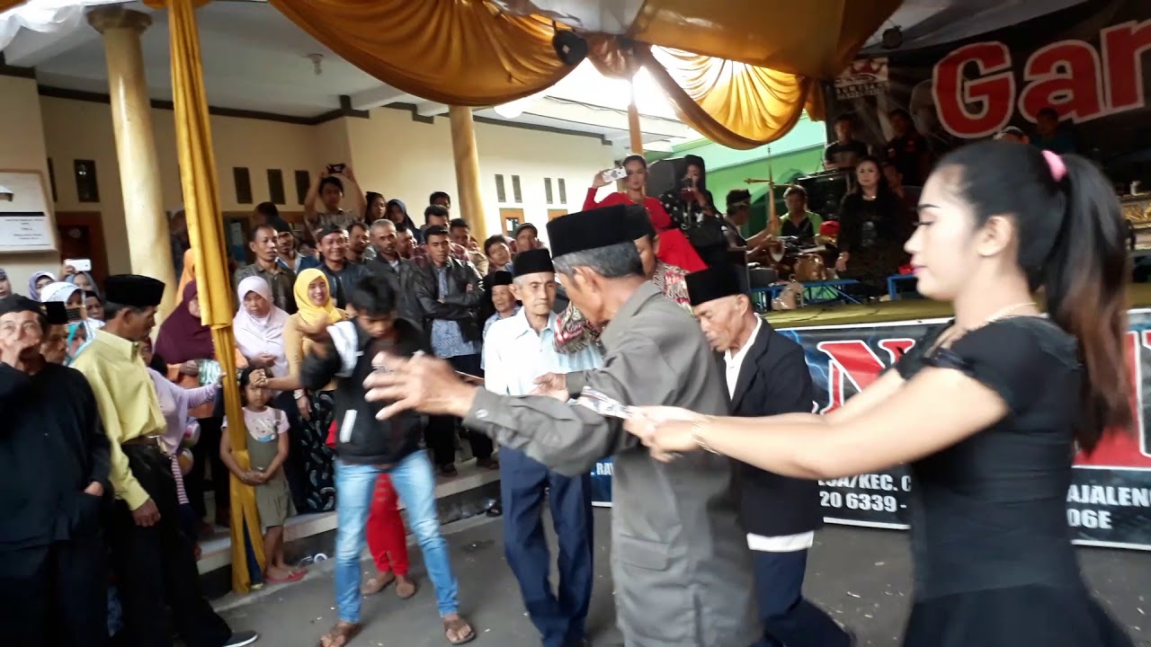 Jaipongan Golewang di desa Tugumulya kec. Darma - Kuningan 😎