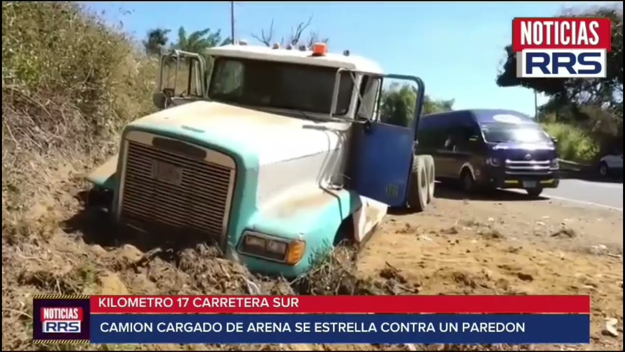 CAMION CARGADO DE ARENA SE VOLCÓ EN CARRETERA SUR. 