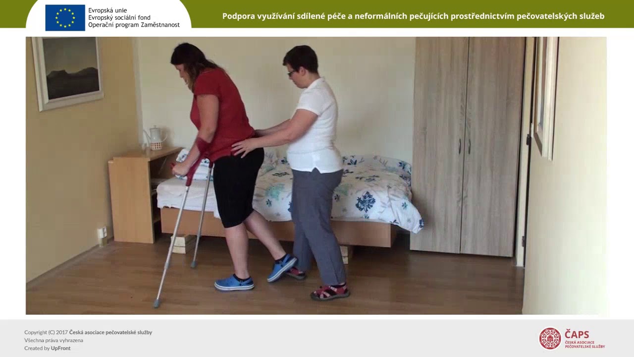 Edukační video pro neformální pečující • 05 Chůze s berlemi a chodítkem
