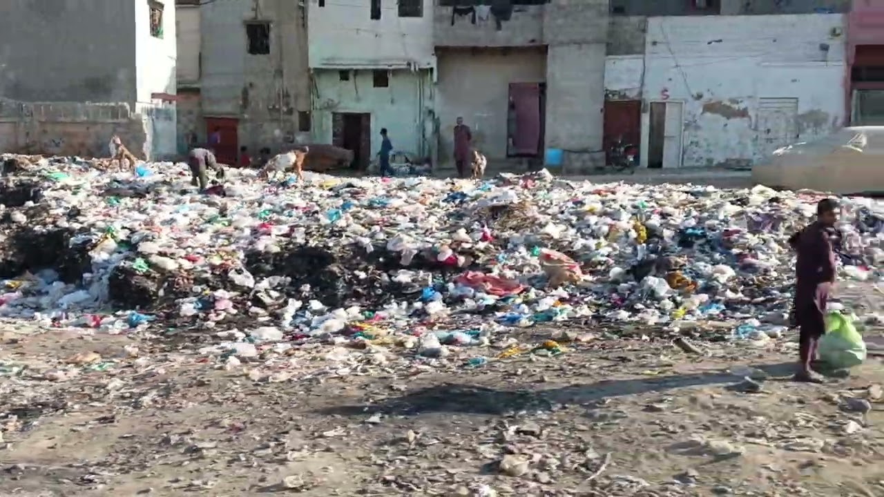 Karachi men jab ye stop ajaey 3500 mazda ka to samajh jao cantt station agya hai16 Dn karachi Expres