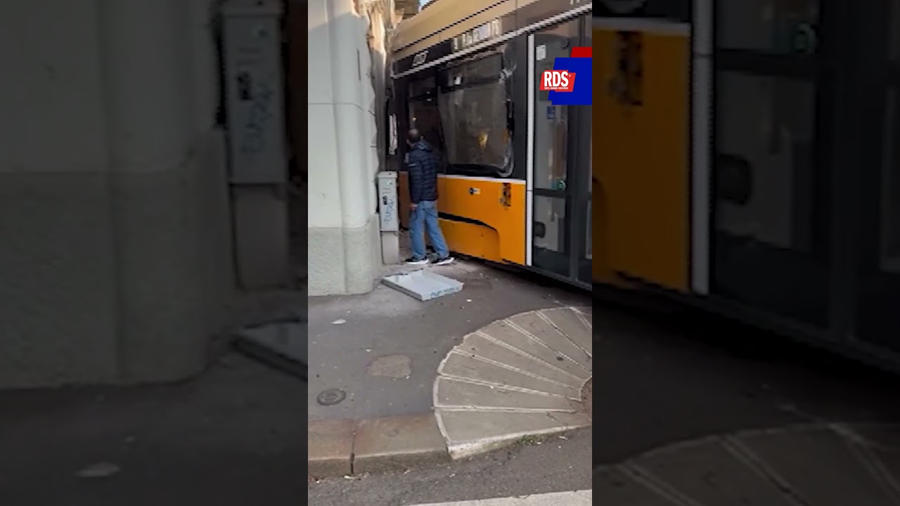 Milano: tram deraglia e finisce contro un palazzo, le prime immagini dell&rsquo;incidente | RDSnews