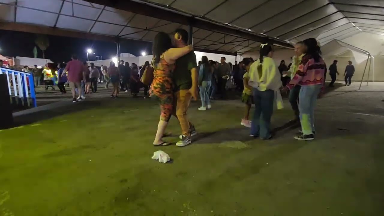 Asi baila la gente Oaxaqueńa su musica de tradisiones bonitas.