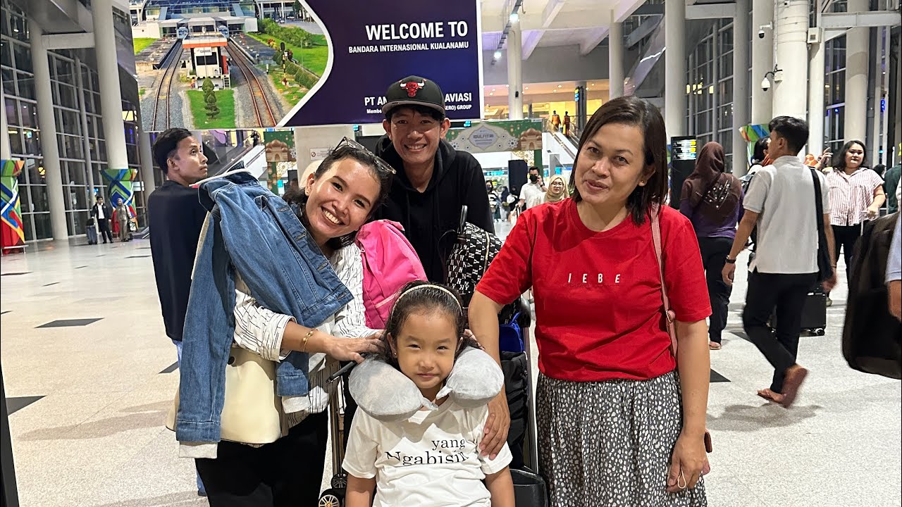 Menjemput di Terminal Kedatangan Kuala Namu