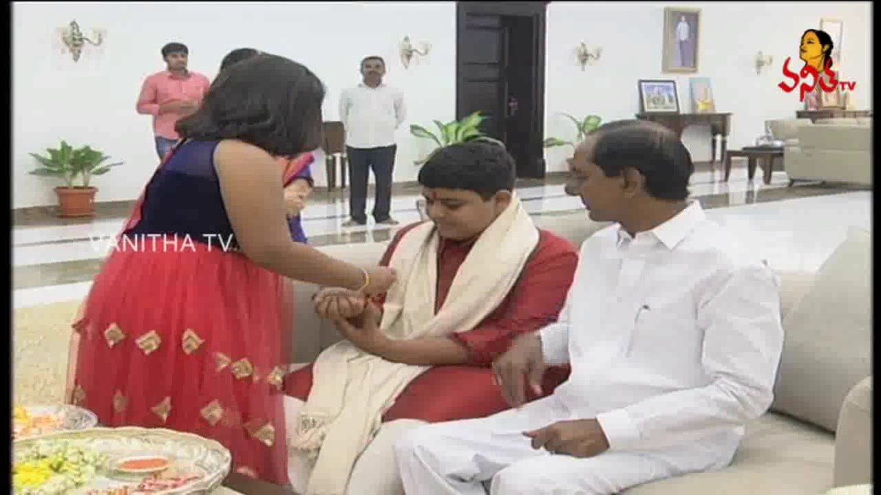 Raksha Bandhan Celebrations in KCR House || MP Kavitha Gifts Helmet to KTR || Vanitha TV