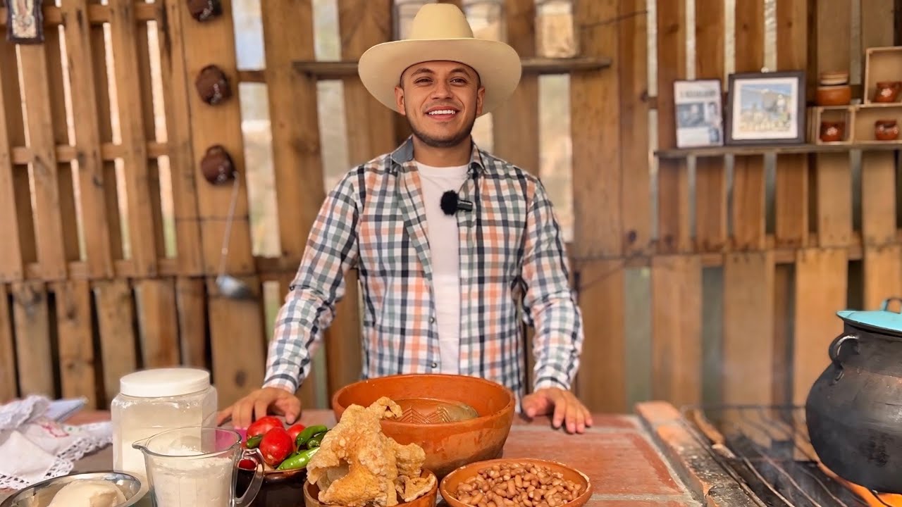 Tortillas de harina, y un guisado de chicharrón en salsa de jitomate