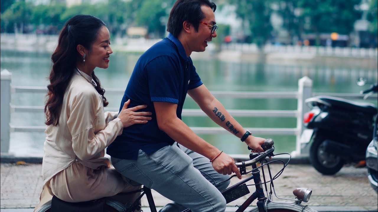 VTV2: Nhà báo Trương Anh Ngọc chở MC Phí Linh đạp xe vòng quanh Hồ Tây [Series Hà Nội tập 2 - Full]