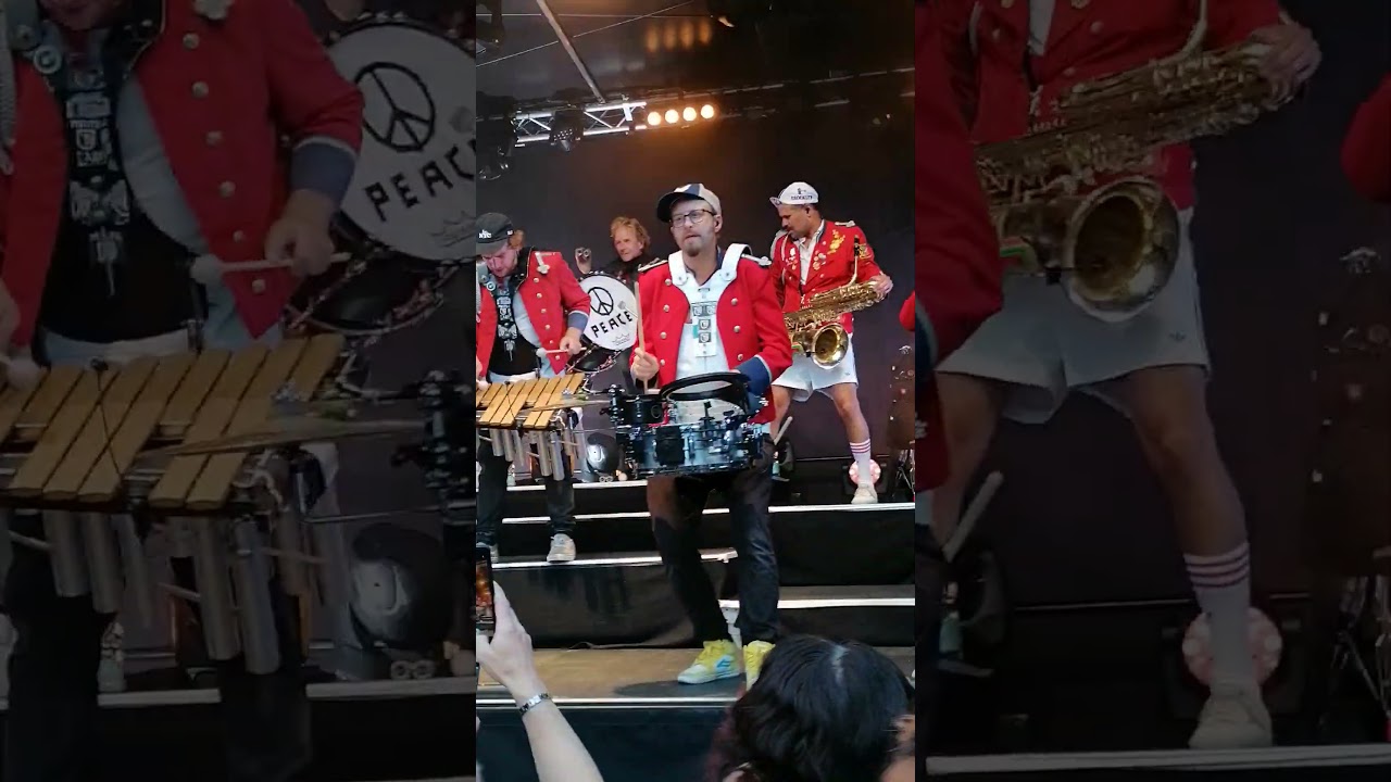 Dude with the golden hat is having the best time in his life 🎊 Meute Konzert #music #band #dancing