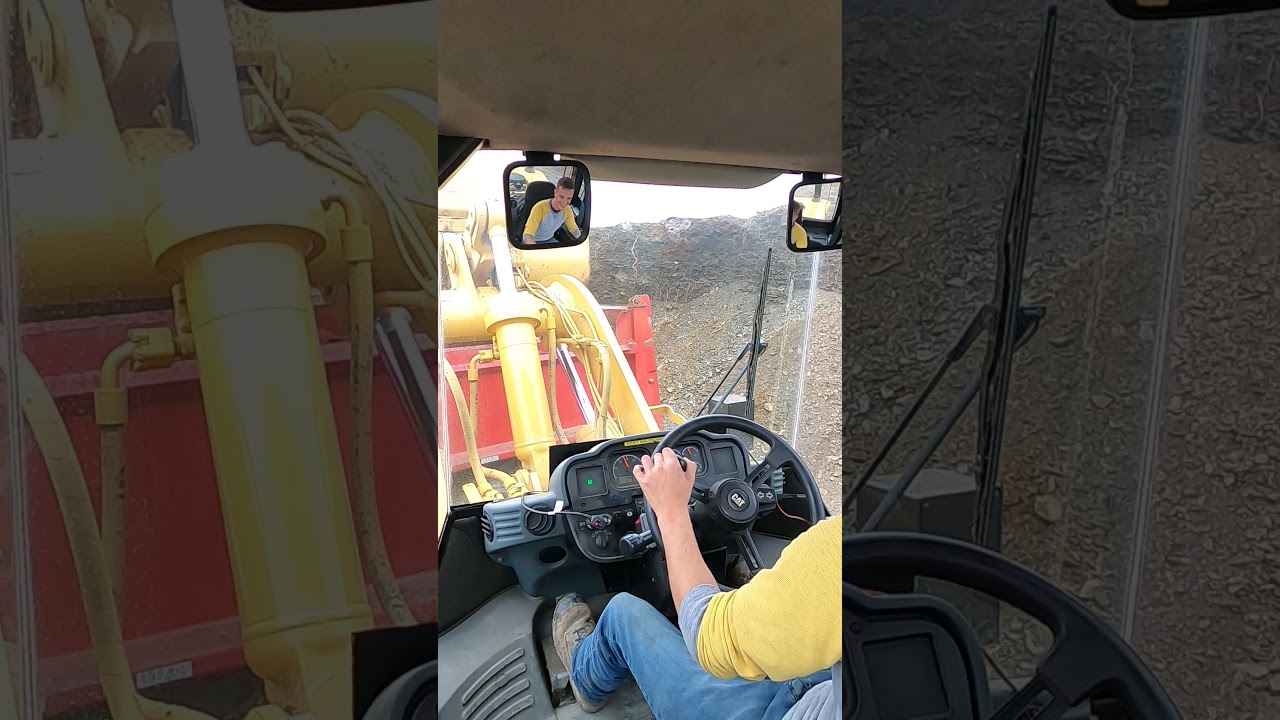 Cat 950H loading gravel