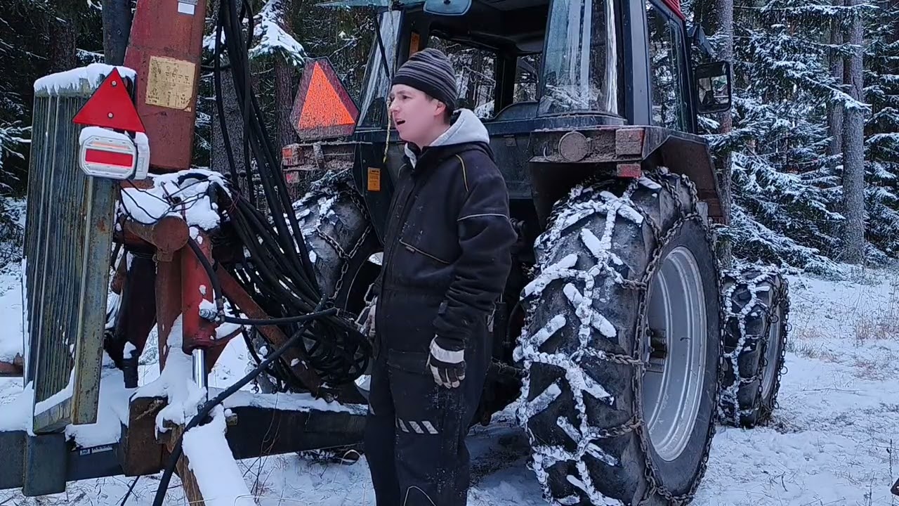 Laitetaan metsäkärry perään ja miten saadaan 7 vipunen venttiilipöytä traktorin takalasille