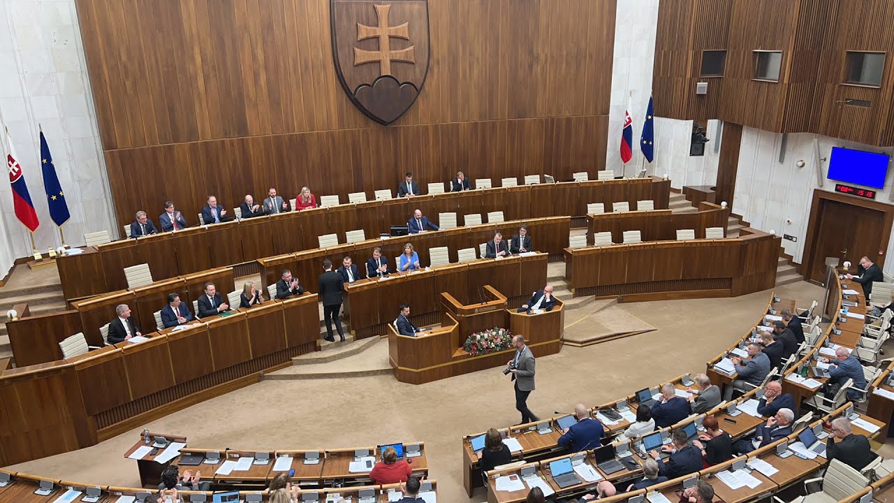 LIVE🔴 Politici v parlamente rokujú o vyslovení nedôvery vláde