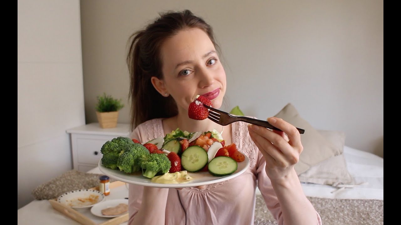 ASMR Whisper Eating Sounds | Tomato Curry Wok With Pasta Tortelloni & Salad