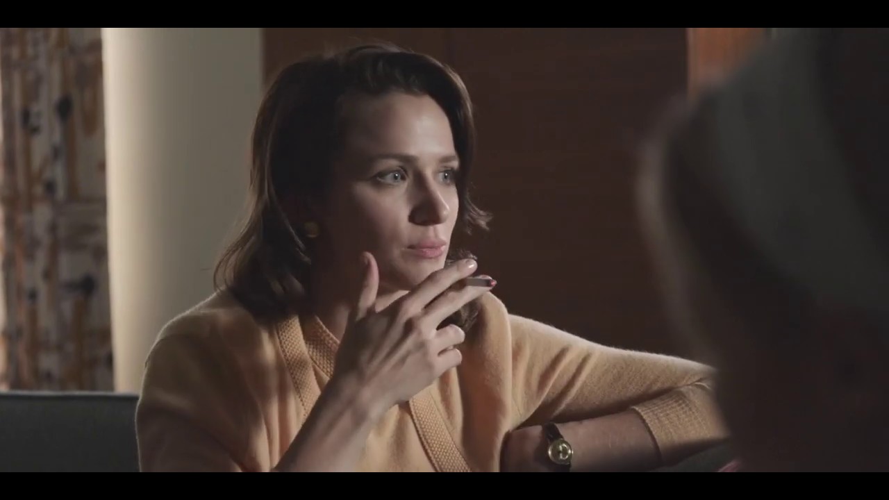 Sarah Jones, Shantel VanSanten smoking in For All Mankind S1 EP2
