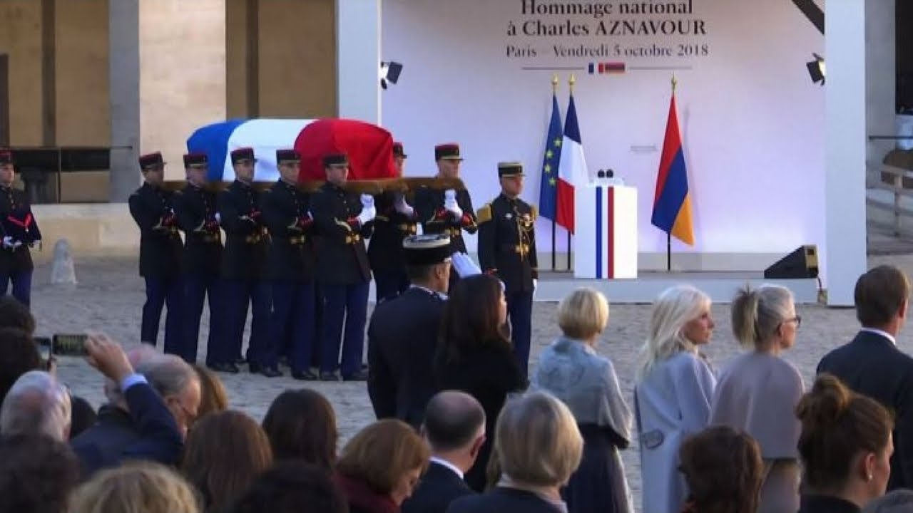 L'ultimo addio a Charles Aznavour, l'omaggio in grande a Parigi