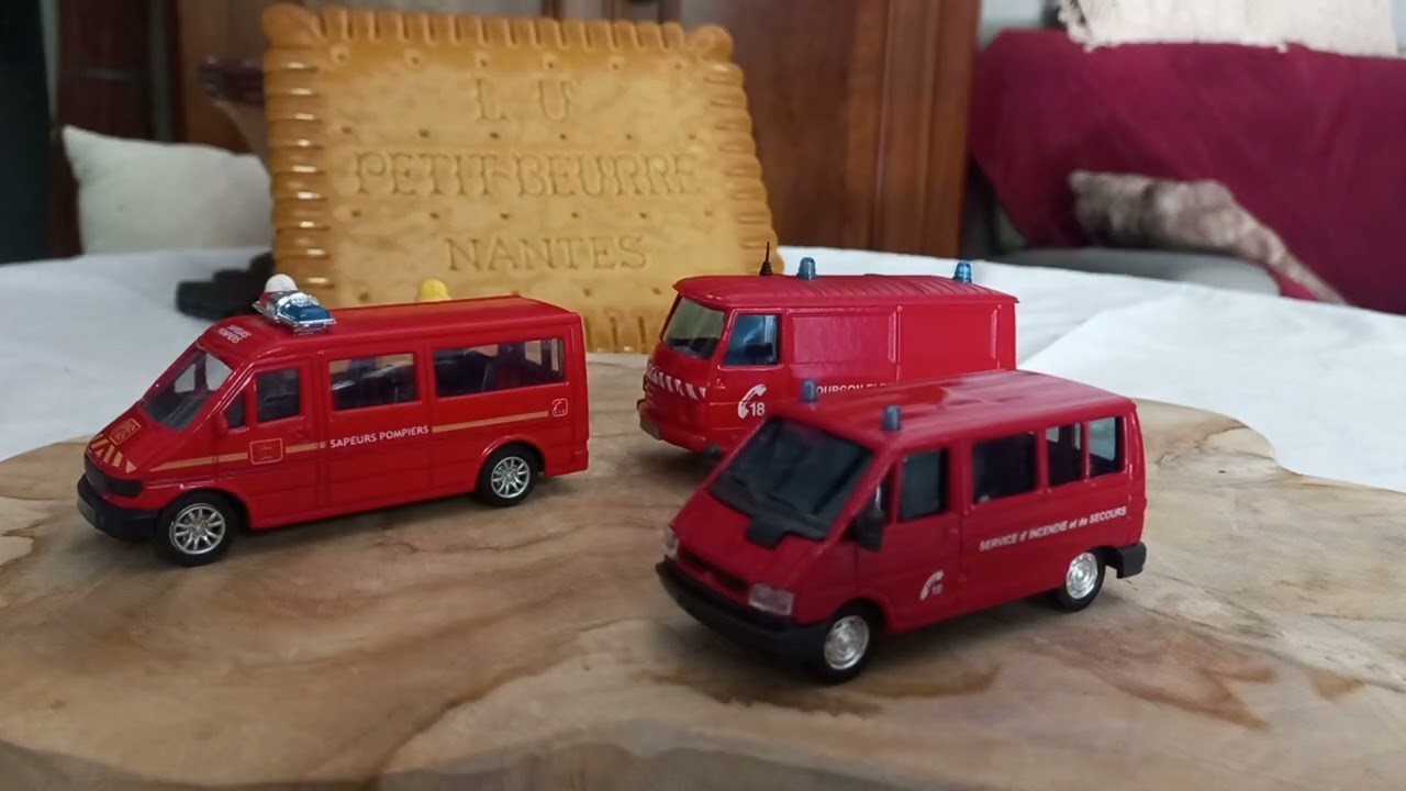 achat de véhicules  de pompiers,  de police et une 2cv cocorico