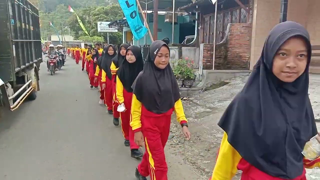 Jalan sehat MTsN 3 Pacitan Semarak Luarrr Biasa