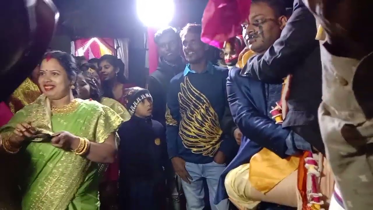 রবিদাসের বিয়ের গেটের সমনে নিওম কানোন দেখুন