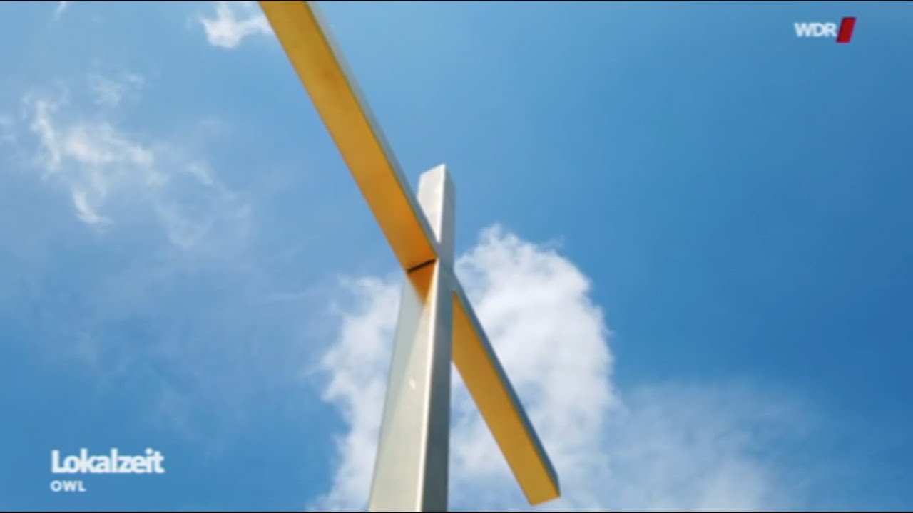 Thomaskirche Espelkamp: Montage von Kreuz und Hahn
