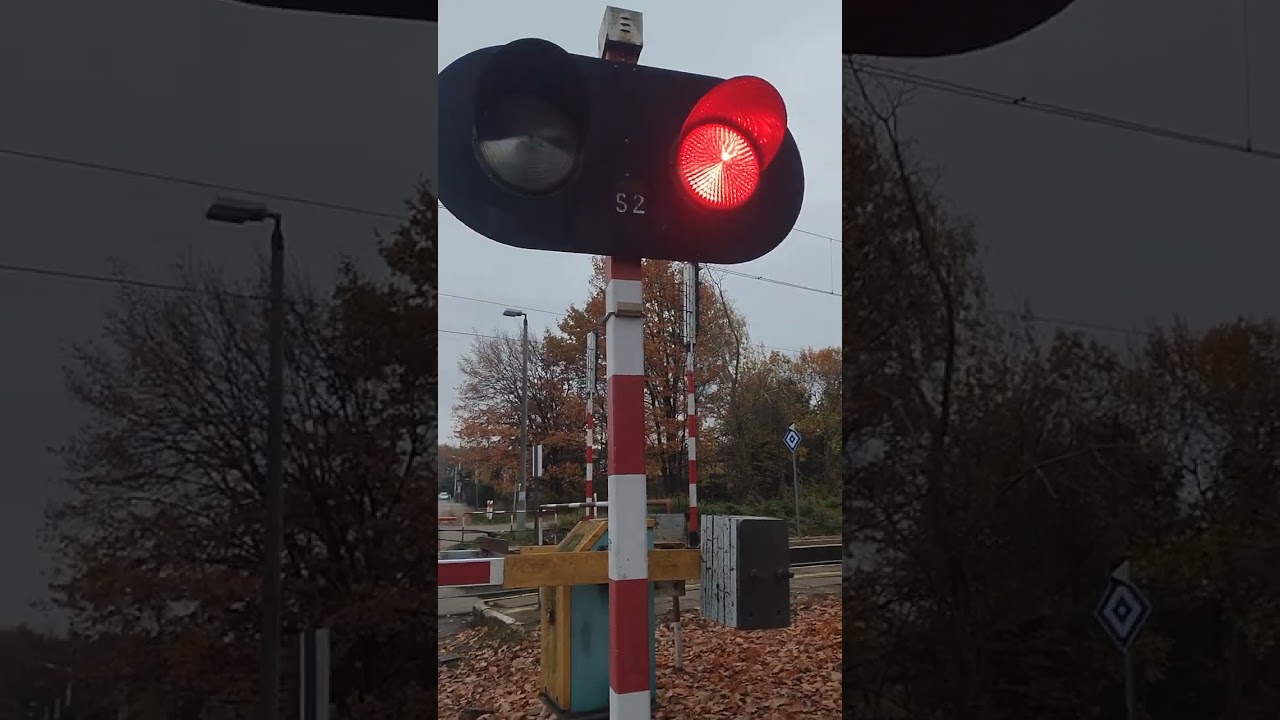 KŚ S74 na przejeździe kolejowym w Czerwionce-Leszczynach przy stacji Czerwionka
