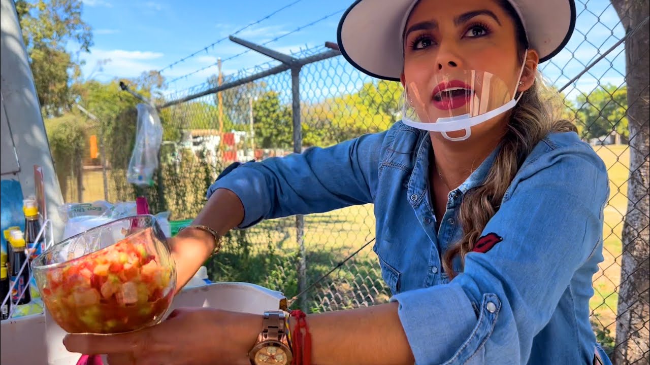 Ceviches a solo $50 pesos, son lo que vende la joven Estrella en Los Mochis… Deliciosos y Baratos!!!