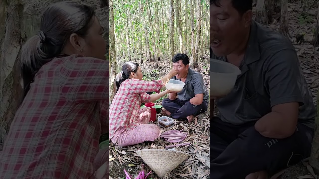 Bông súng chấm cá kho ăn ngoài đồng,