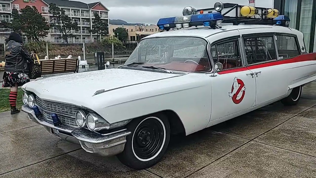 Mommy and Sissy is looking for the Ghostbusters Car
