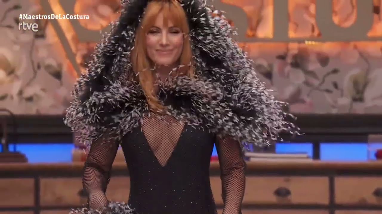 Edurne - Sexy con vestido negro y desfilando