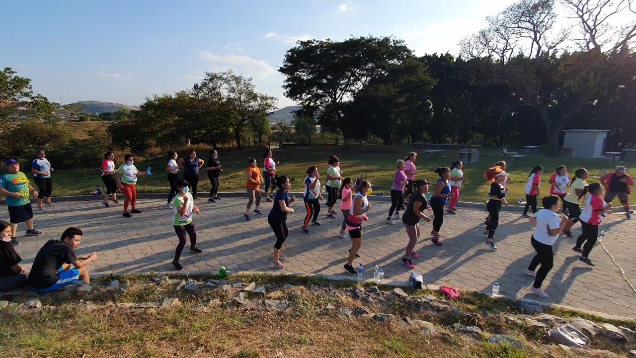 Haciendo Aerobic en el parque de la familia Metapan