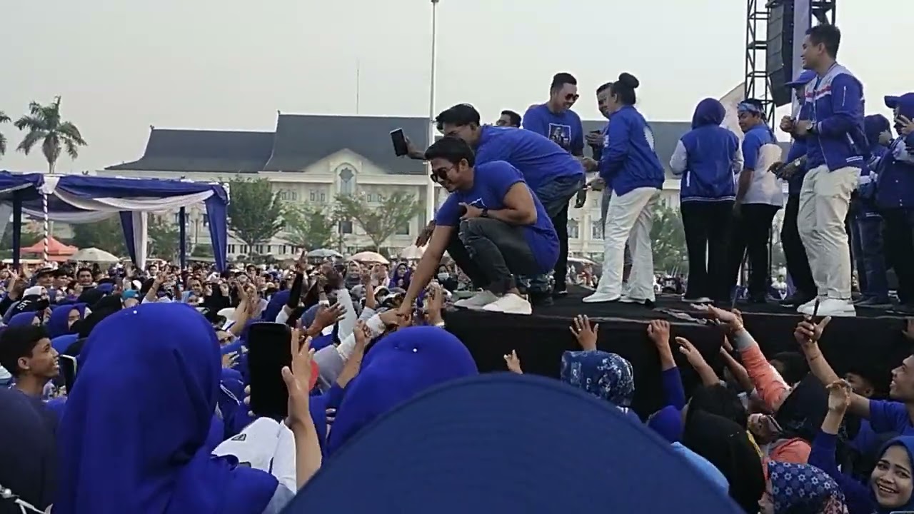 Penampilan artis dangdut ibukota Jakarta Rizki Rido.