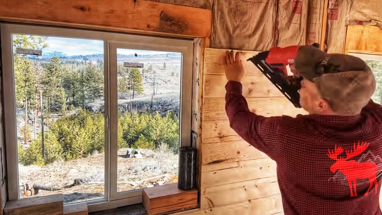 Установка сосновых шипов и пазов в горном домике Off Grid.