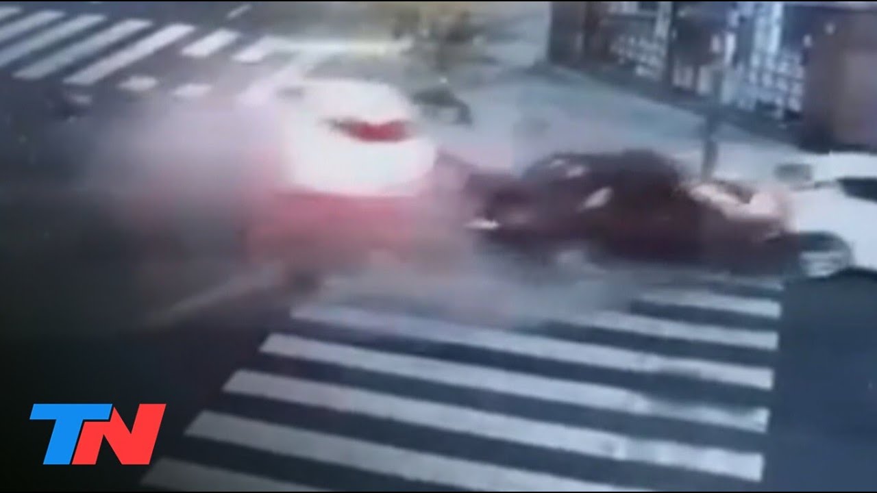Video impactante: un conductor cruzó en rojo, chocó y escapó