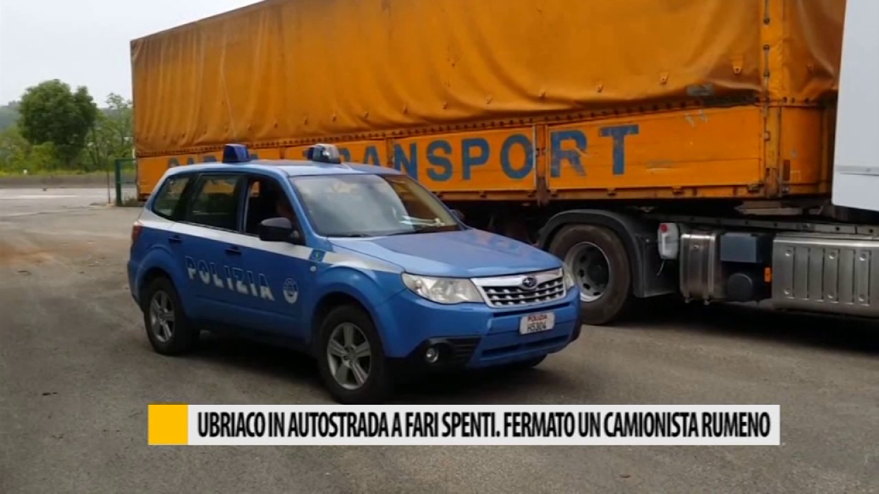 Ubriaco in autostrada a fari spenti. Fermato un camionista rumeno