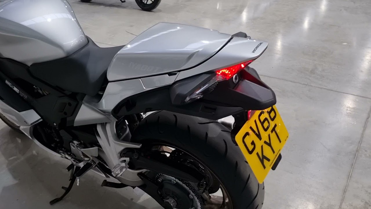 Honda VFR800 2018 - Completely Motorbikes