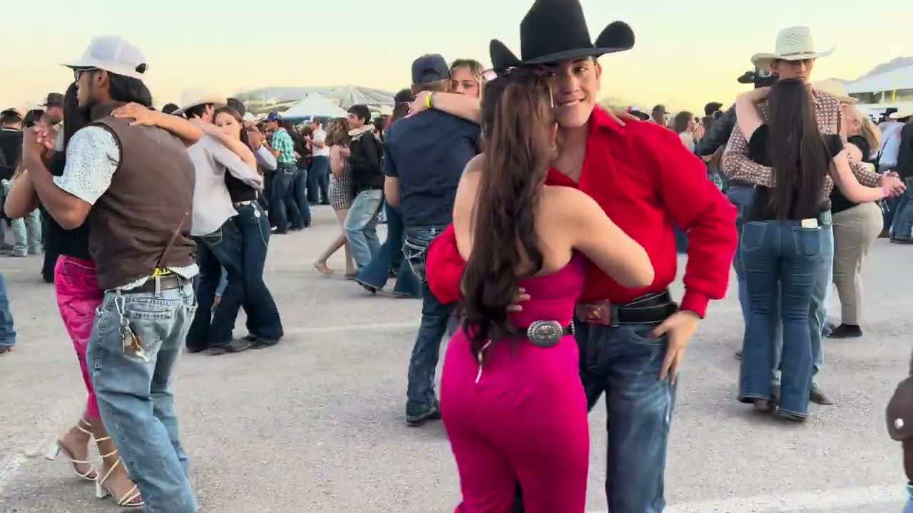 En Chihuahua Bailando en la Kermes del Seminario Con Imperiales