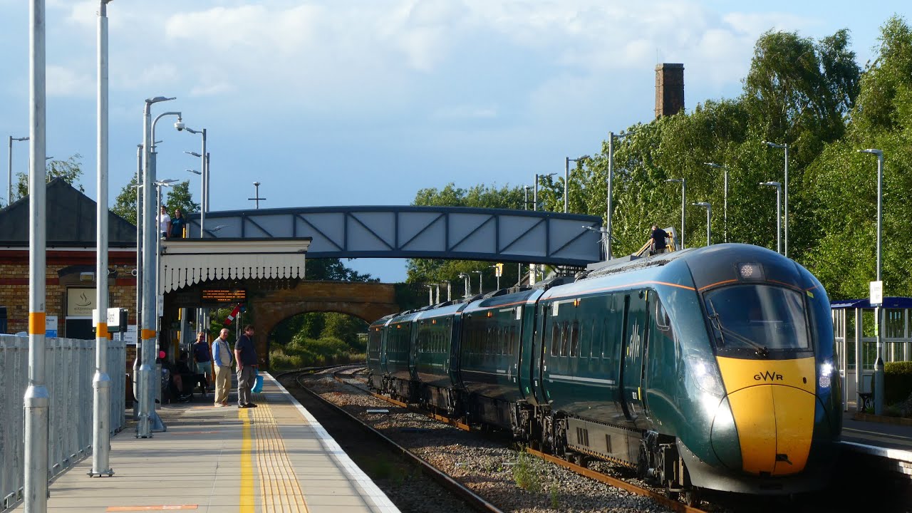 Trains at Moreton-in-Marsh 06/08/19.