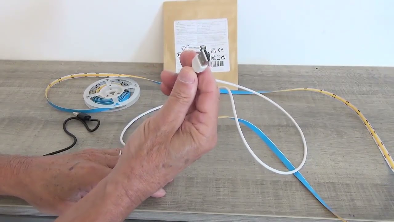 Bande LED très lumineuse, avec un support adhésif, et alimentée via une prise USB A