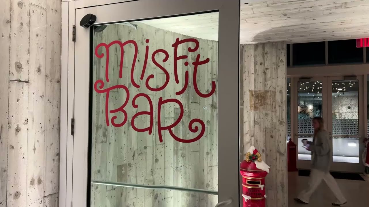 The Misfit Bar at Sarasota Modern Hotel: Must-See Holiday Pop-Up! ✨