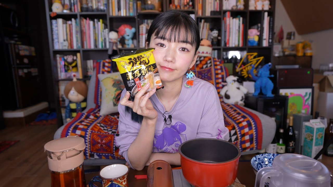 うまかっちゃんをすすりながら実話怪談配信の裏側を喋りつつヤバい棒を開封する女はこちらです。