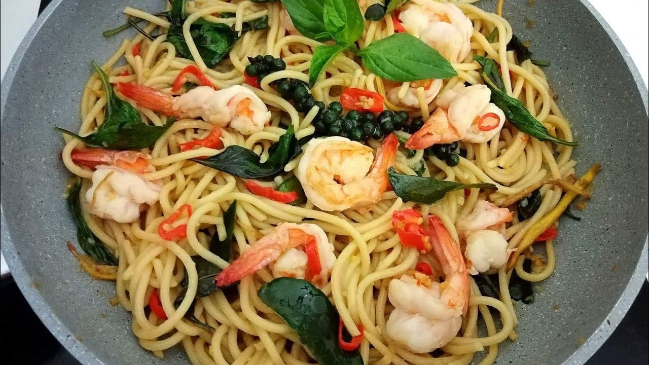 Spicy Spaghetti with Shrimp //Thai Style // Spaghetti Kee Mao Goong #Thaifood
