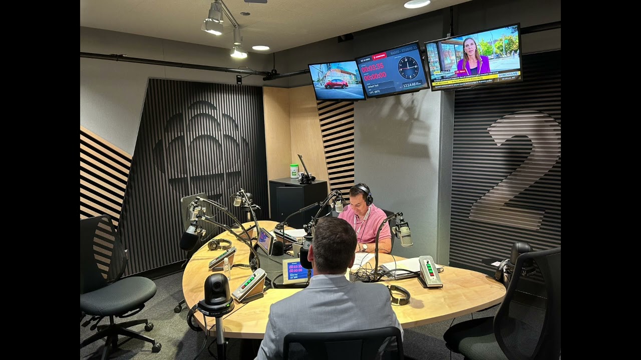 Michel Tr&eacute;panier avec Alec Castonguay &agrave; l'&eacute;mission Midi Info de la premi&egrave;re cha&icirc;ne de Radio-Canada.