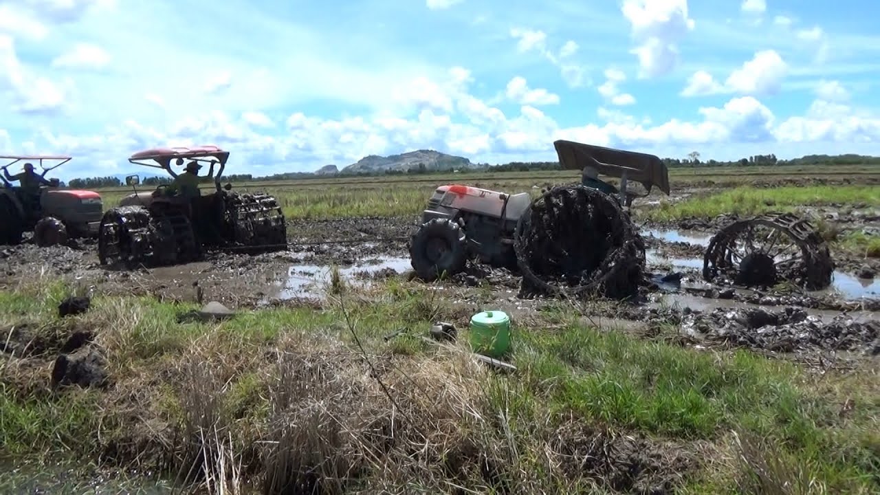 Toang thật rồi Máy cày Kubota L4508 bị kéo rớt bánh ra ngoài