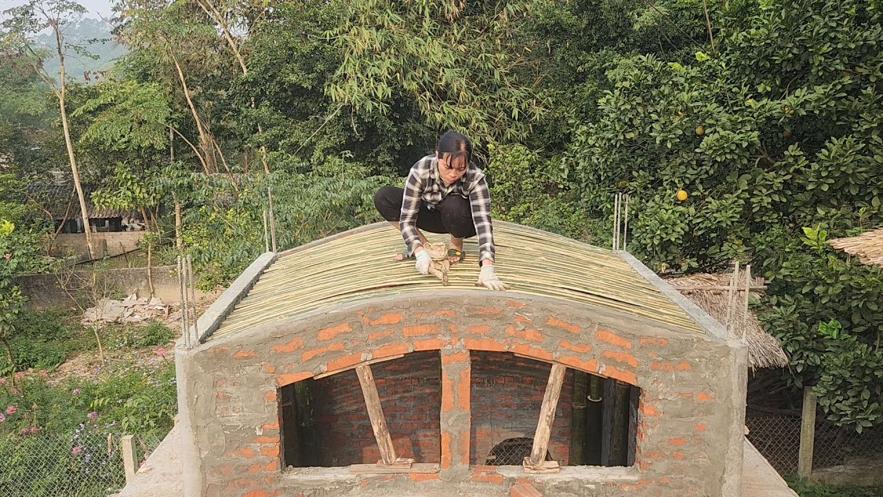 With her talent, the girl designed the dome for her houseboat perfectly, exceeding all expectations.