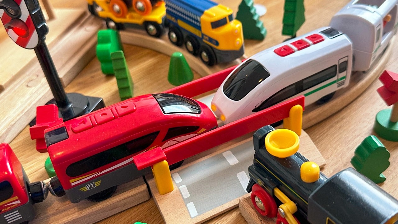 Züge bauen eine Brücke und räumen Planeten auf | Brio Spielzeug aus Holz für Kinder