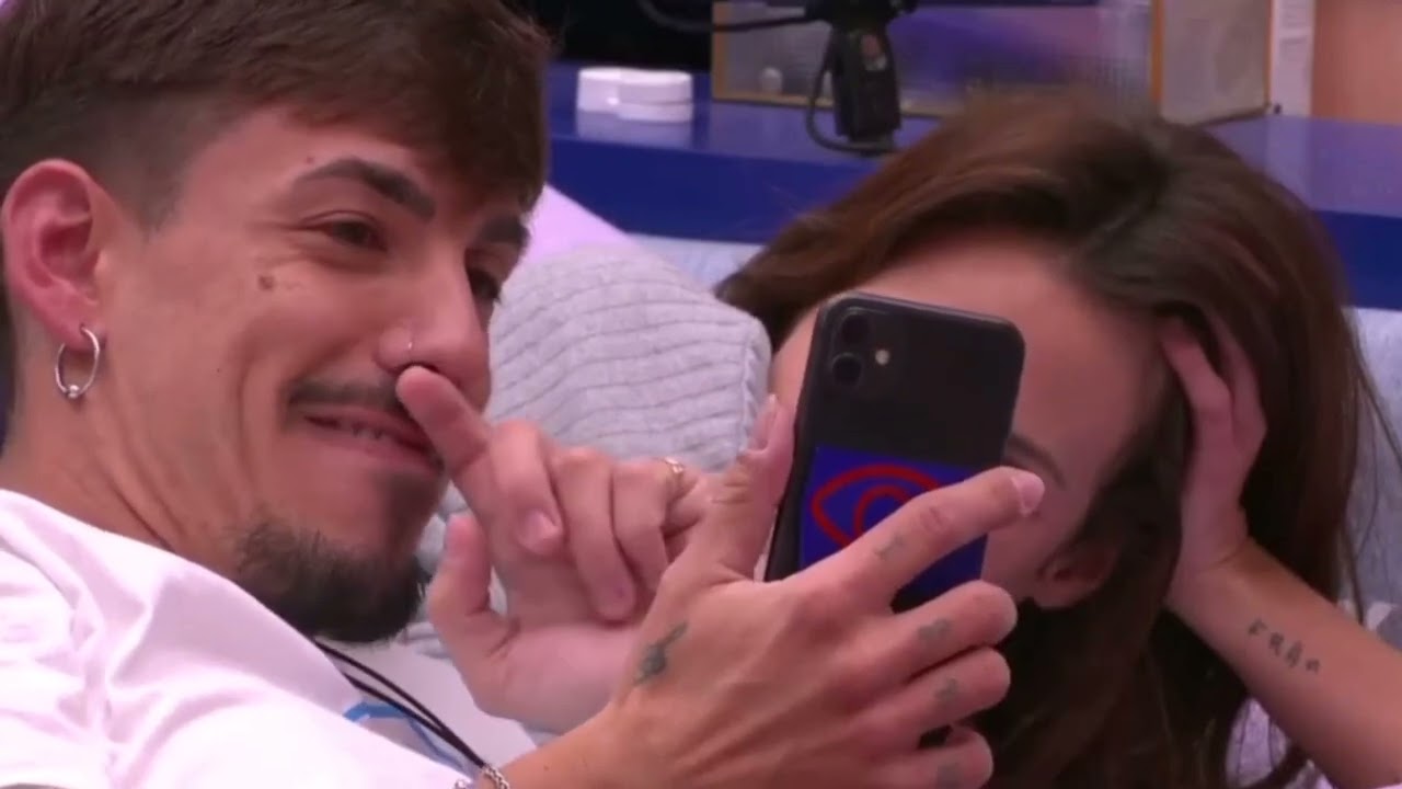 Jessica le da masajes en las manos a Luitingo